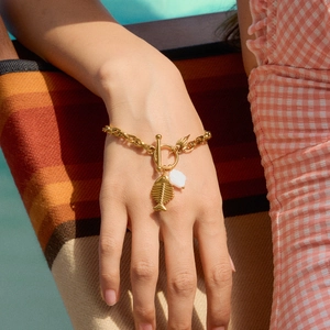 Goldenes Titanstahl-Armband mit Fischgräten-Anhänger und OT-Verschluss am Handgelenk