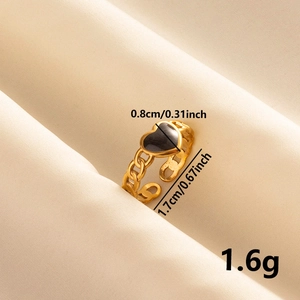 Detail shot of golden chain heart ring with size 0.8cm and 1.6g weight metrics