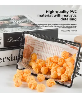 Modèles de pop-corn en PVC réalistes présentés dans un panier en métal noir décoré