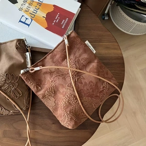 Petit sac bandoulière en suédine marron avec broderies florales de style rétro vintage