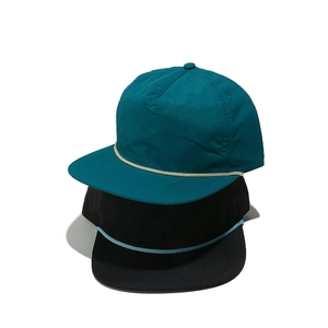 Détail de casquettes de baseball à séchage rapide avec corde contrastée en bleu et noir