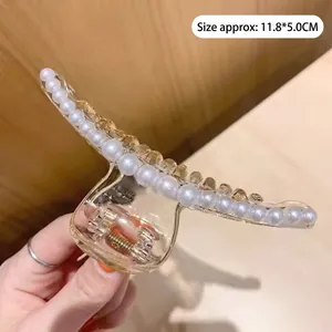 Détail d'une pince à cheveux ambre avec perles et dimensions 11,8x5,0 cm