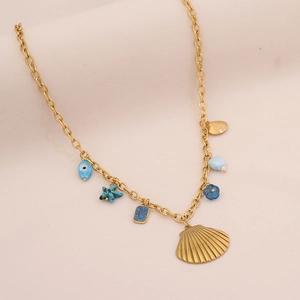 Dettaglio della collana a catena d'oro con ciondoli a conchiglia e stelle malocchio