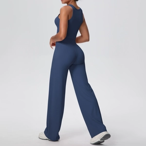 Dettaglio completo yoga blu scuro con canotta aderente e pantaloni sportivi a gamba larga