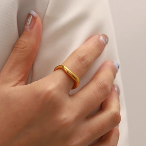 Bague irrégulière classique en acier inoxydable plaqué or 18 carats au doigt d'index