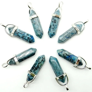 Acht zeshoekige blauwe natuurstenen hangers in een radiaal patroon op witte achtergrond