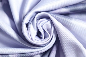 Gros plan d'un tissu en maille tie-dye violet et blanc à la texture douce et lisse