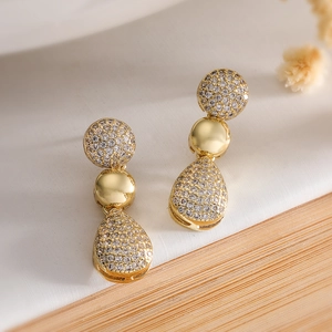 Orecchini a goccia in rame placcato oro 18 carati con pavé di zirconi a tre strati eleganti