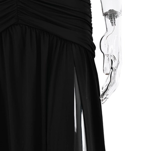 Détail de robe de soirée à fente haute avec fronces à la taille et tissu noir fluide