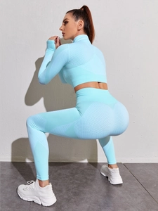 Detailaufnahme des hellblauen Yoga-Sets mit Wabenstruktur und konturierenden Linien