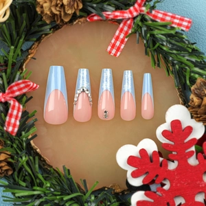 Unghie finte a bara French blu ghiaccio con strass scintillanti e glitter argento lucido