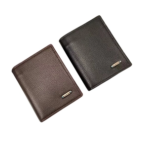 Cartera vertical corta para hombre en cuero negro y marrón oscuro con patrón litchi