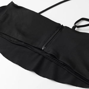 Dettaglio ravvicinato di tessuto a maglia nera con chiusura a zip in resina di qualità