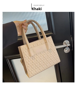Detail der khakifarbenen PU-Leder Handtasche mit Rautenmuster und goldenen Metall D-Ringen