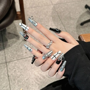 Faux ongles longs punk gothiques avec étoiles argentées, croix et chaînes sur fond noir