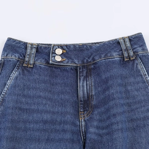 Jean droit femme taille basse avec délavage vintage et détail de taille à double bouton