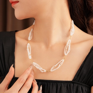 Detalle del collar de perlas en el cuello, estilo vintage francés con detalles dorados