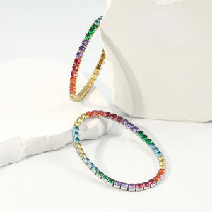 Détail de bracelets tennis dorés et argentés avec des zircons arc-en-ciel colorés