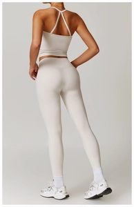 Vue détaillée du dos croisé d'un ensemble de yoga beige à taille haute pour femme