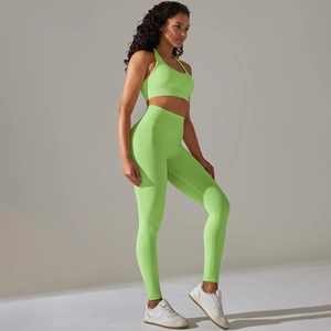 Détail d'un ensemble de yoga vert fluo sans couture avec brassière et legging taille haute