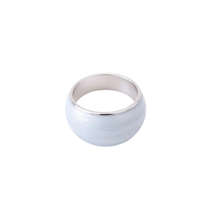 Anello a fascia larga minimalista con intarsio in resina celeste e finitura in argento