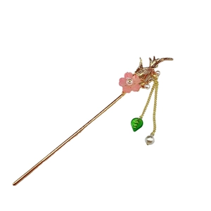 Elegante horquilla dorada con flor rosa, perlas blancas y hoja verde Hanfu