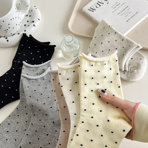 Chaussettes en coton à pois avec bords roulés dans des tons crème doux lot