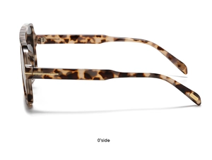 Seitenansicht der Schildpatt-Sonnenbrille mit den markanten goldenen T-förmigen Metallscharnieren