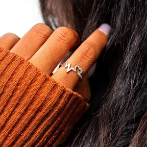 Anello con onda a battito cardiaco in argento con un elemento a cuore con diamanti incastonati