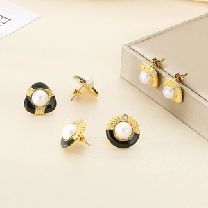 Boucles d'oreilles vintage avec perles et émail noir sur monture dorée géométrique