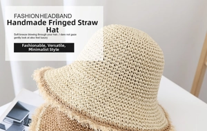 Primer plano del sombrero de paja tejido a mano con borde de flecos y textura detallada