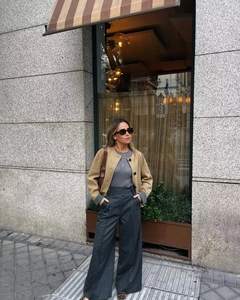 Veste courte kaki à la mode avec pantalon large taille haute en style urbain chic