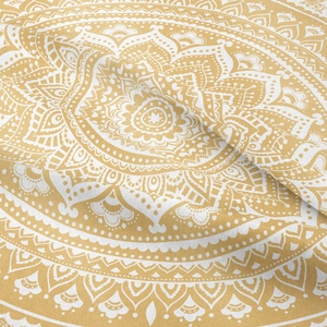 Détail de la tapisserie mandala jaune montrant la texture tissée et les plis doux du tissu boho