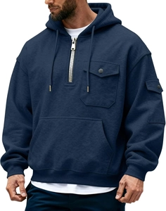 Detalle de sudadera azul marino con cremallera media y múltiples bolsillos útiles