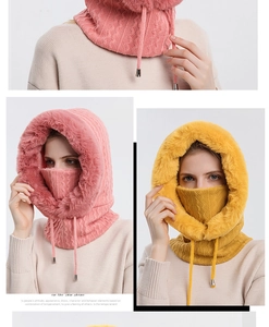 Détail de la cagoule d'hiver en tricot avec bordure en fourrure et cordon réglable