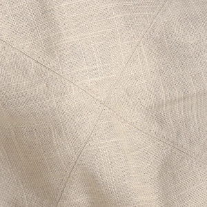 Vue macro de la texture du lin beige clair et des coutures précises sur le chapeau plat