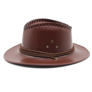 Détail d'un chapeau de cow-boy en similicuir marron avec corde tressée et évents dorés
