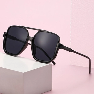 Klassische schwarze quadratische Doppelsteg-Sonnenbrille für Damen mit grauen Gläsern