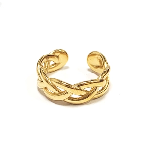 Detailed close-up of a vintage minimalist twisted chain open adjustable golden ring