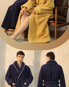 Dettaglio di accappatoi in velluto spesso giallo zenzero e blu navy con bordino bianco