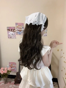 Détail du foulard blanc à pois avec bords à volants porté par un mannequin au style rétro