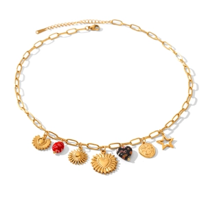 Detail der goldenen Gliederkette mit böhmischen Herz- und Seesternanhängern