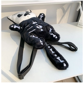 Detalle de mochila de peluche con diseño de calavera en blanco y negro con piel sintética suave
