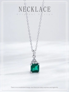 Vue macro du collier avec pierre précieuse vert émeraude et sertissage délicat