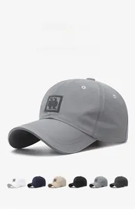 Dettaglio cappellino sportivo leggero traspirante con dettagli riflettenti e vari colori