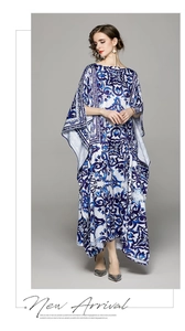 Gros plan sur l'imprimé porcelaine bleu et blanc d'une robe longue de style bohème