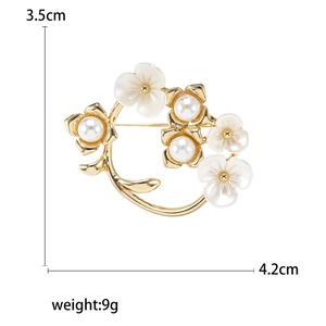 Elegant gold flower vine brooch with white pearls, size 3.5x4.2cm, weighing 9g