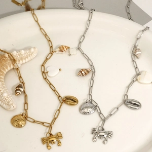Ensemble de colliers sur le thème marin avec pendentifs de crabe dorés et argentés