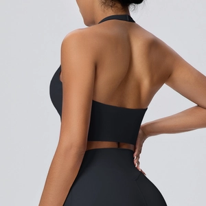 Vista laterale del reggiseno yoga con scollo all'americana e leggings a vita alta neri