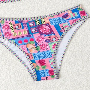 Detailansicht der rosa Bikinihose mit tropischem Fruchtprint und gestreiftem Rand